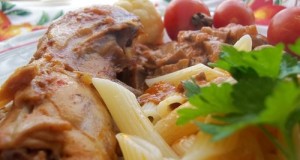 Csirkefarhát és gombapörkölt pennével
