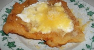 Fokhagymás tejfölös sajtos lángos