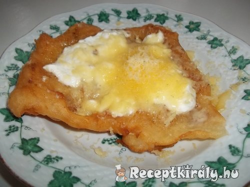 Fokhagymás tejfölös sajtos lángos 1