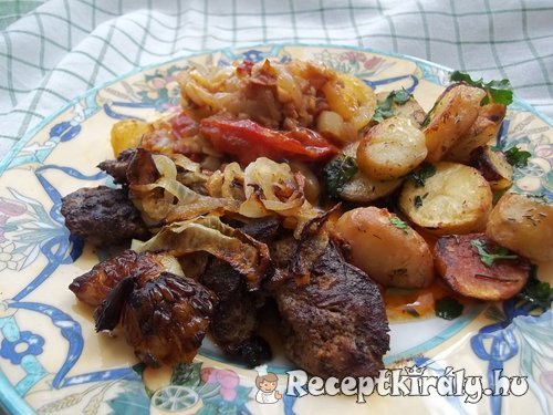 Grillezett csirkemáj sült krumplival lecsóval