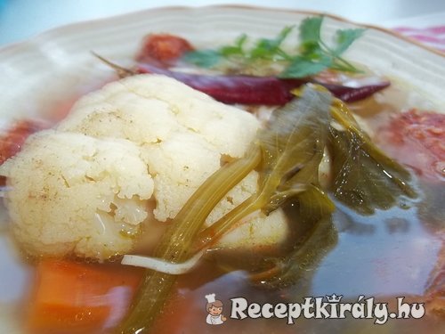 Karfiolleves cérnametélttel füstölt kolbásszal