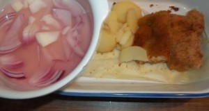 Rántott harcsa majonézzel lilahagymás krumplival