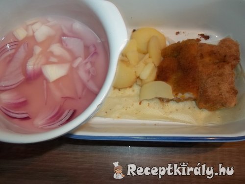 Rántott harcsa majonézzel lilahagymás krumplival