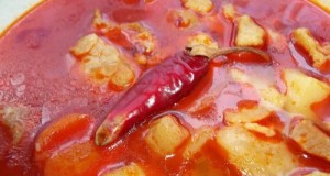 Vörösboros gulyásleves chilivel nokedlivel