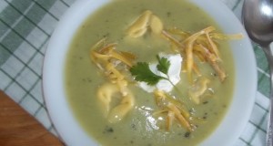 Zöldborsó krémleves tortellinivel reszelt sajttal