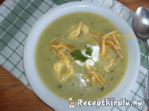 Zöldborsó krémleves tortellinivel reszelt sajttal 2