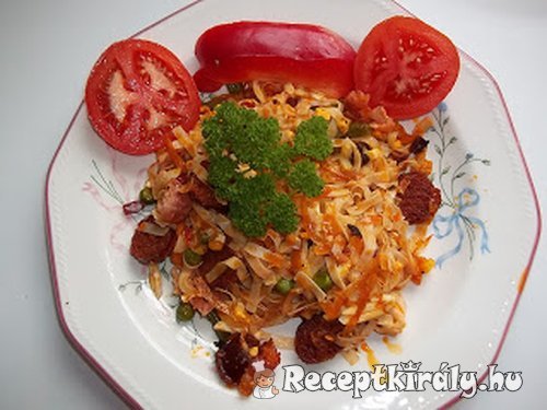 Baconös kolbászos tészta sűtve