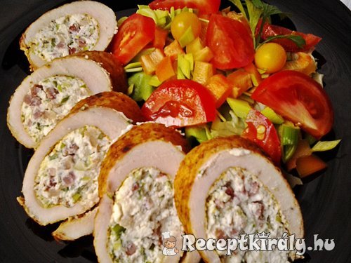 Baconös újhagymás ricottával göngyölt csirkemell