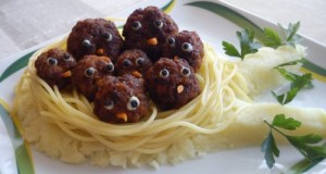 Fasírtfiókák tésztafészekben krumpliágon
