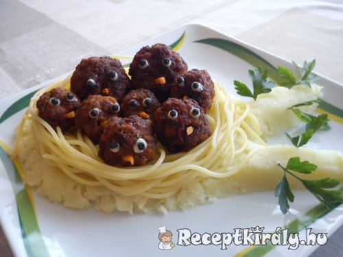 Fasírtfiókák tésztafészekben krumpliágon