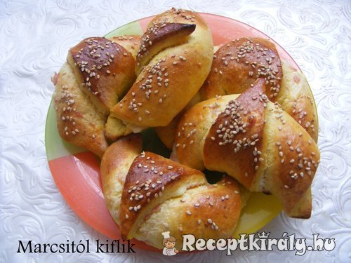 Sonkás sajtos kiflik