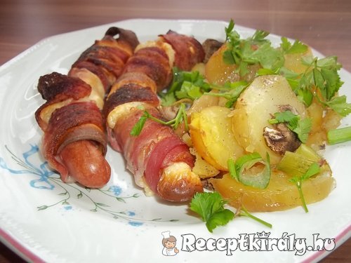 Baconbe és füstölt sajtba tekert virsli