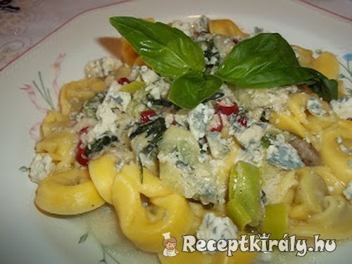 Fehérboros kéksajtos gombás tortellini