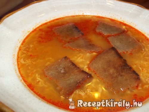 Köménymagleves csurgatott tojással