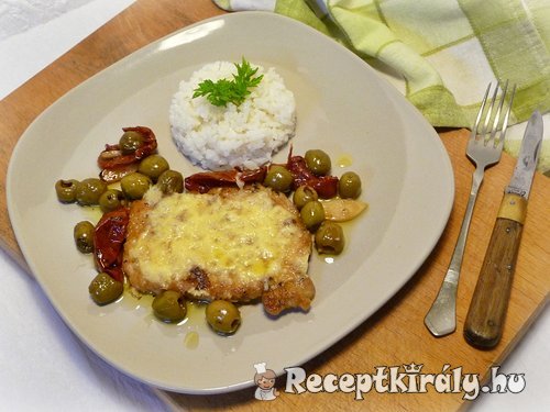 Sült hús aszalt paradicsommal és olajbogyóval