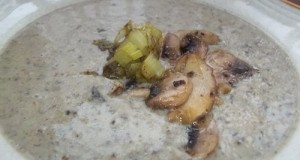 Fehérboros póréhagymás tejszínes gombakrémleves