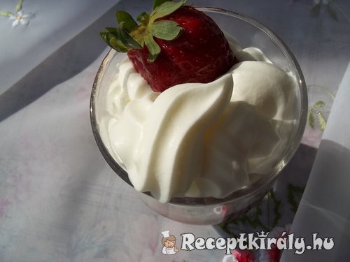 Eprek eperlikőrben tejszínhabbal