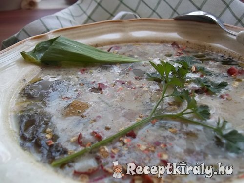 Tejszínes chilis hagymaleves