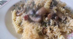 Fusilli fehérboros tejszínes gombával füstölt sajttal