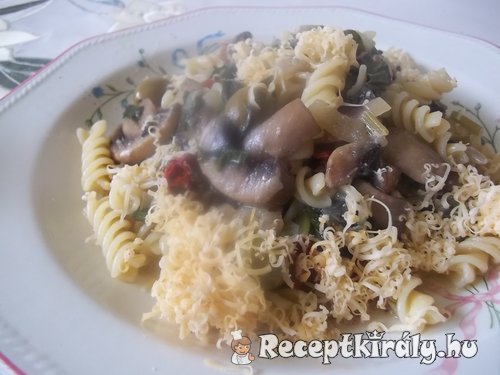 Fusilli fehérboros tejszínes gombával füstölt sajttal