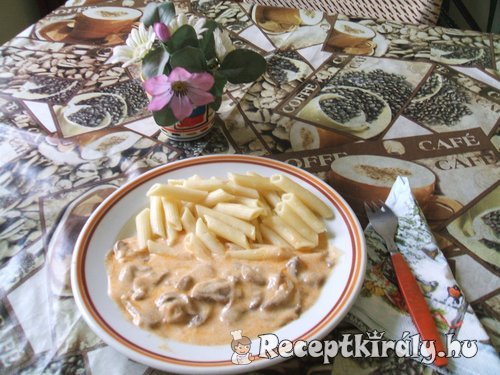 Gombapaprikás penne tésztával
