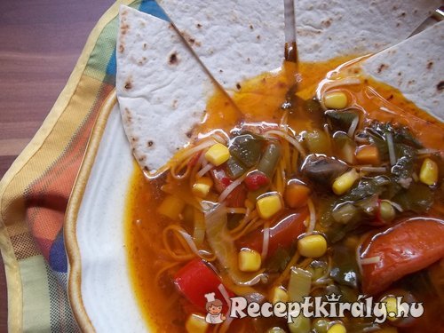 Mexikói zöldségleves tortillával és tequilával