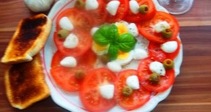 Paradicsomsaláta tojással mozzarellával
