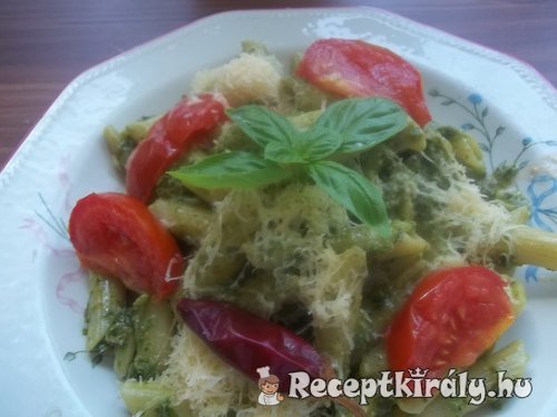 Pestos pene parmezánal