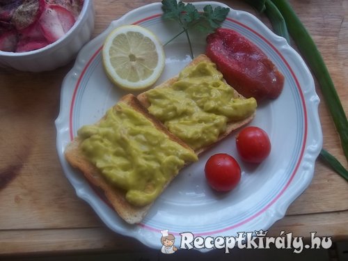 Chilis avokádókrémes toast retek salátával