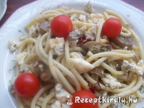 Chilis gombás spagetti kecskesajttal