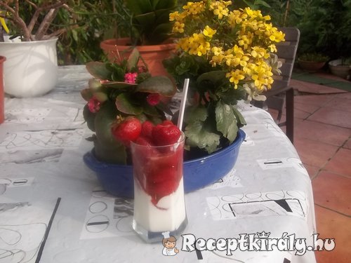 Epres joghurt eperlikőrrel