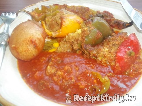 Gombás töltött paprika paradicsomszószban
