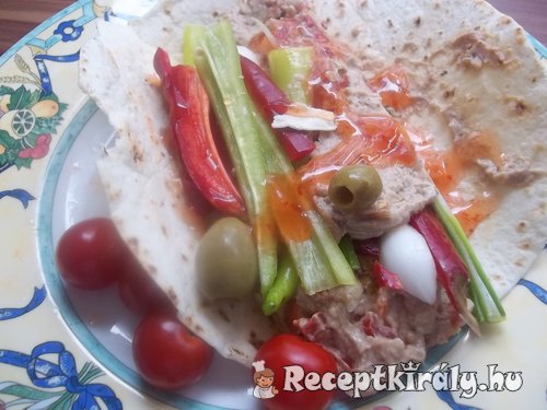 Hummus zöldségekkel pitában