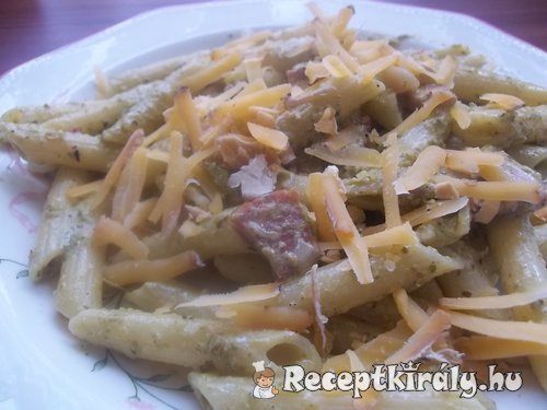 Szalonnás sonkás zöld pestos pene