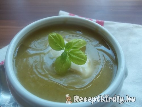 Tejszínes cukkini krémleves mozzarellával