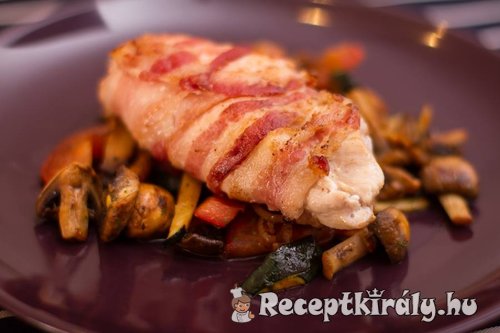 Baconba csavart csirkemell zöldség ágyon