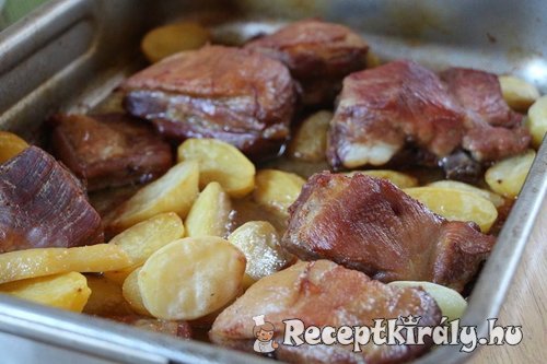 Fokhagymás hús vele sült burgonyával