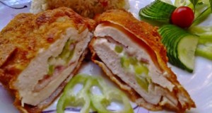 Rántott csirkemell sajttal baconnal és csípős paprikával töltve