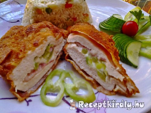 Rántott csirkemell sajttal baconnal és csípős paprikával töltve
