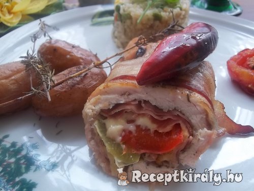 Töltött csirkemell baconbe tekerve