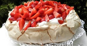 Pavlova citromkrémmel és eperrel