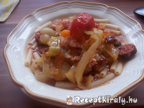 Baconös kolbászos lecsó kolbásszal tésztával