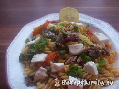 Fusili chiliszószós szardiniával mozzarellával