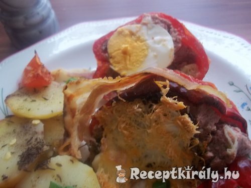 Kacsamájpástétommal és tojással töltött paprika