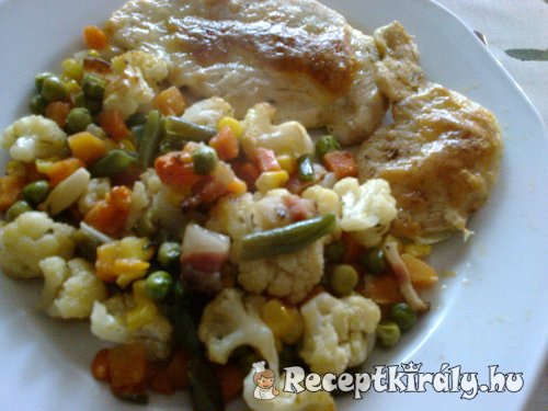 Mozzarellás csirkemellek zöldségágyon
