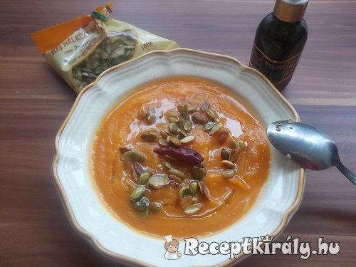 Sütőtök krémleves chilivel és tökmaggal
