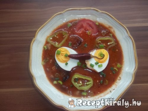 Chilis sólet parasztkolbásszal