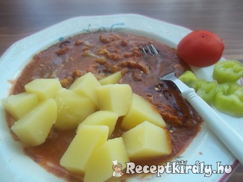 Kunsági pacalpörkölt sós krumplival