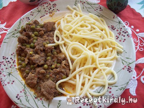 Marhapörkölt kolbásszal és borsóval