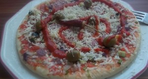 Sonkás zöldséges szalámis pizza